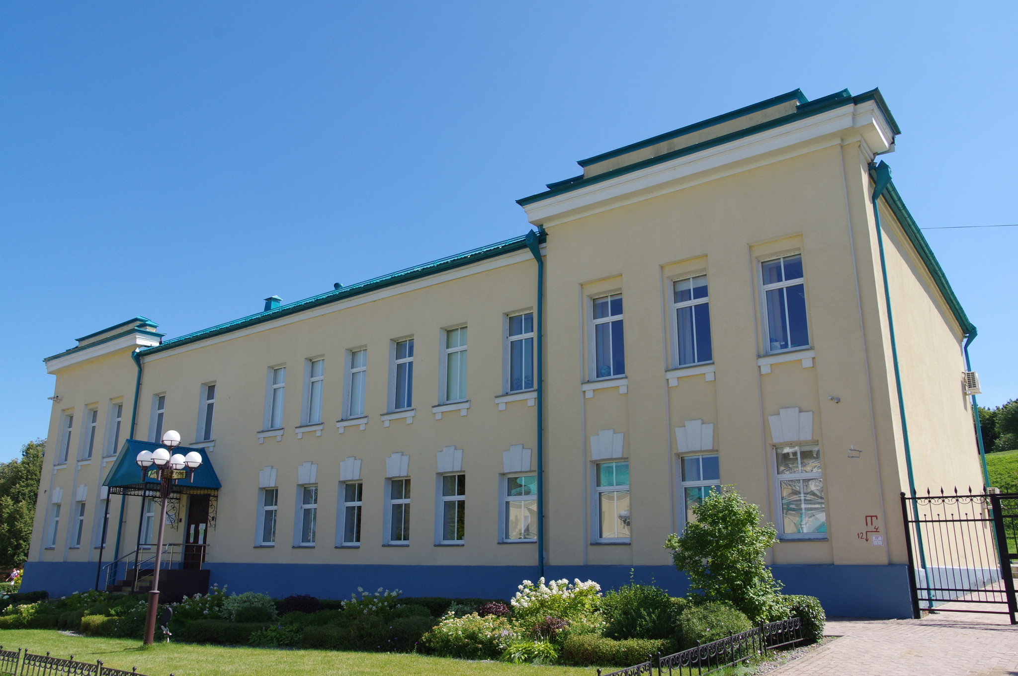 В этом здании в ноябре-декабре 1941 года находился командный пункт 1-ой Ударной Армии (город Дмитров, Историческая площадь, дом 12)