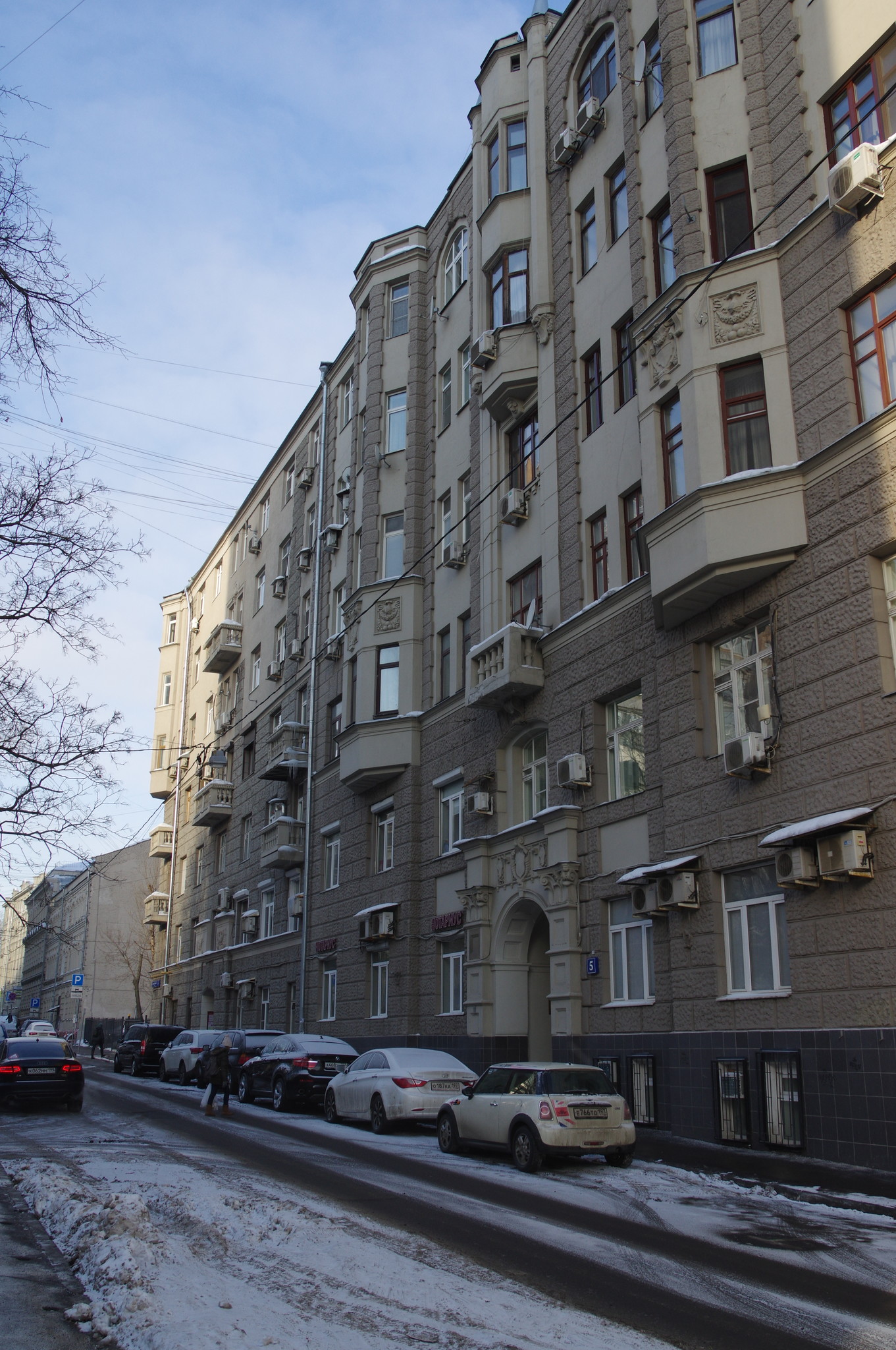 Большой Казённый переулок, дом 7. Здесь с 1950 года по 1999 год, жил участник Великой Отечественной войны 1941-1945 годов, генерал-майор инженерно-технической службы Николай Николаевич Волгин