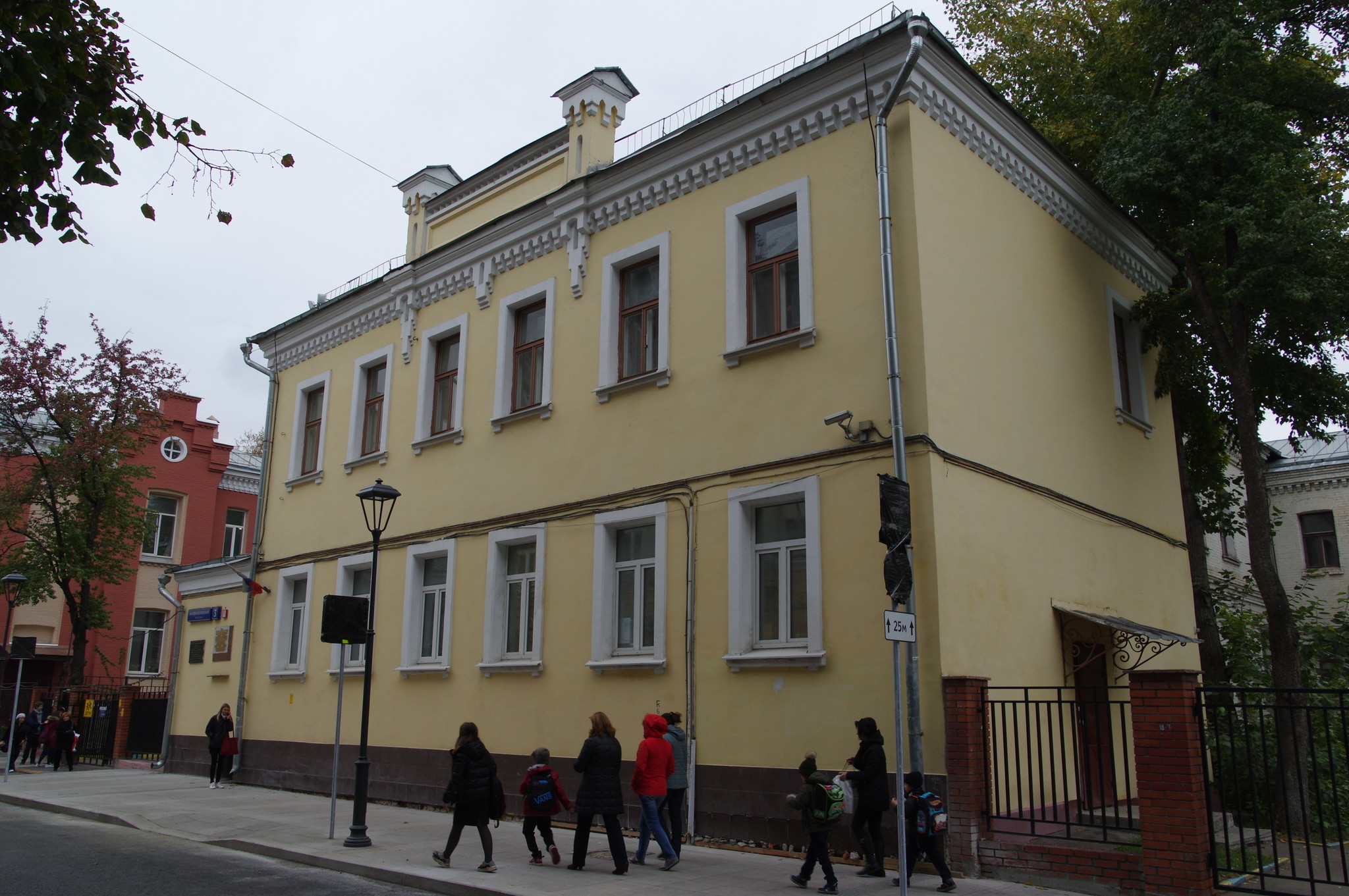 Долгоруковское ремесленное училище. В июле 1941 года здесь была сформирована 4-я дивизия народного ополчения (Малый Козловский переулок, дом 3)