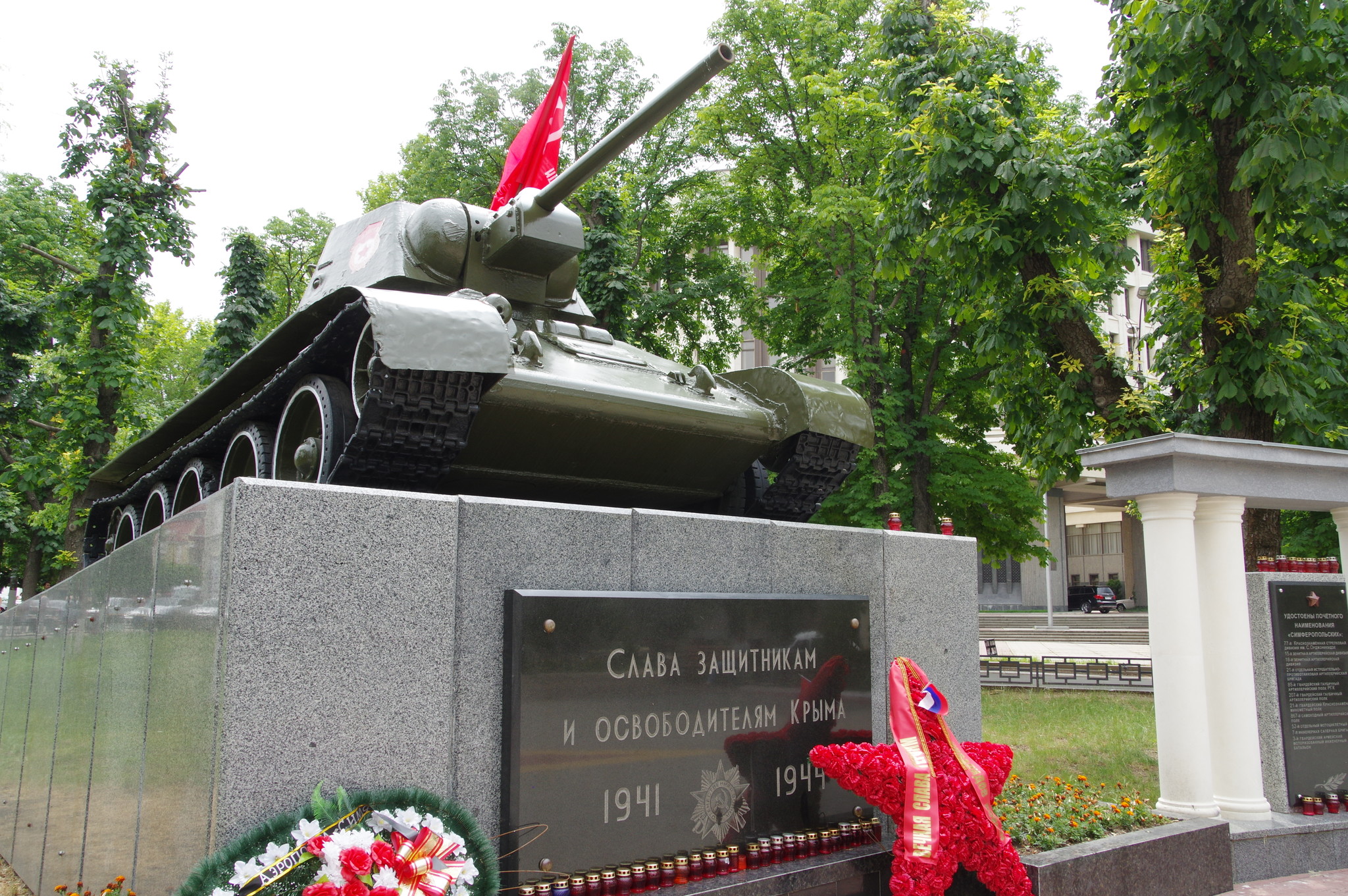 Танк-памятник освободителям Симферополя установленный в 1944 году в Симферополе в Пионерском парке (ныне сквер Победы) в честь освободителей города