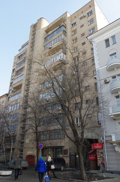 Улица Черняховского, дом 2. В этом доме с 1967 по 1979 годы работал писатель Герой Социалистического Труда Константин Михайлович Симонов