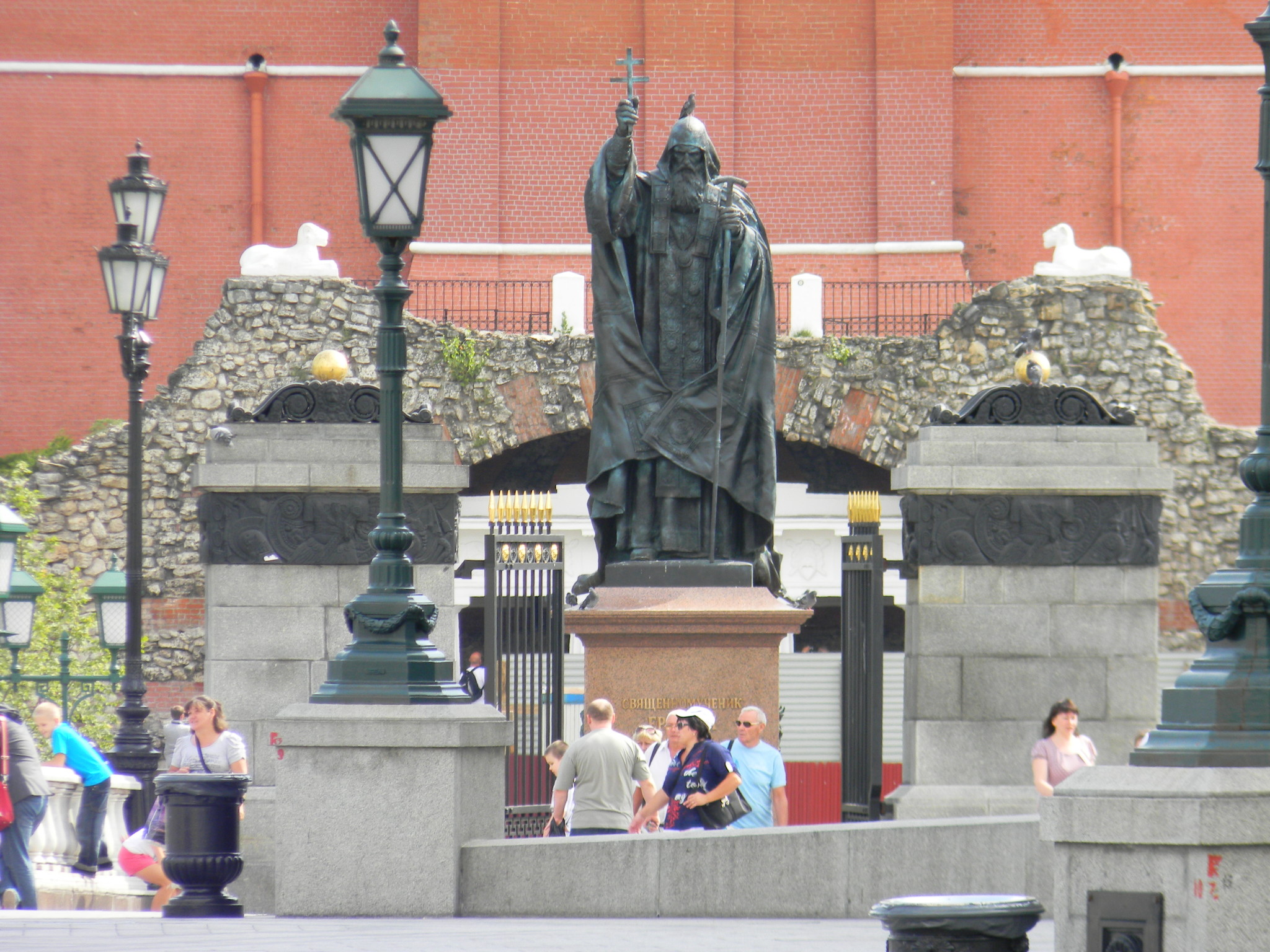 Памятник Патриарху Гермогену в Александровском саду