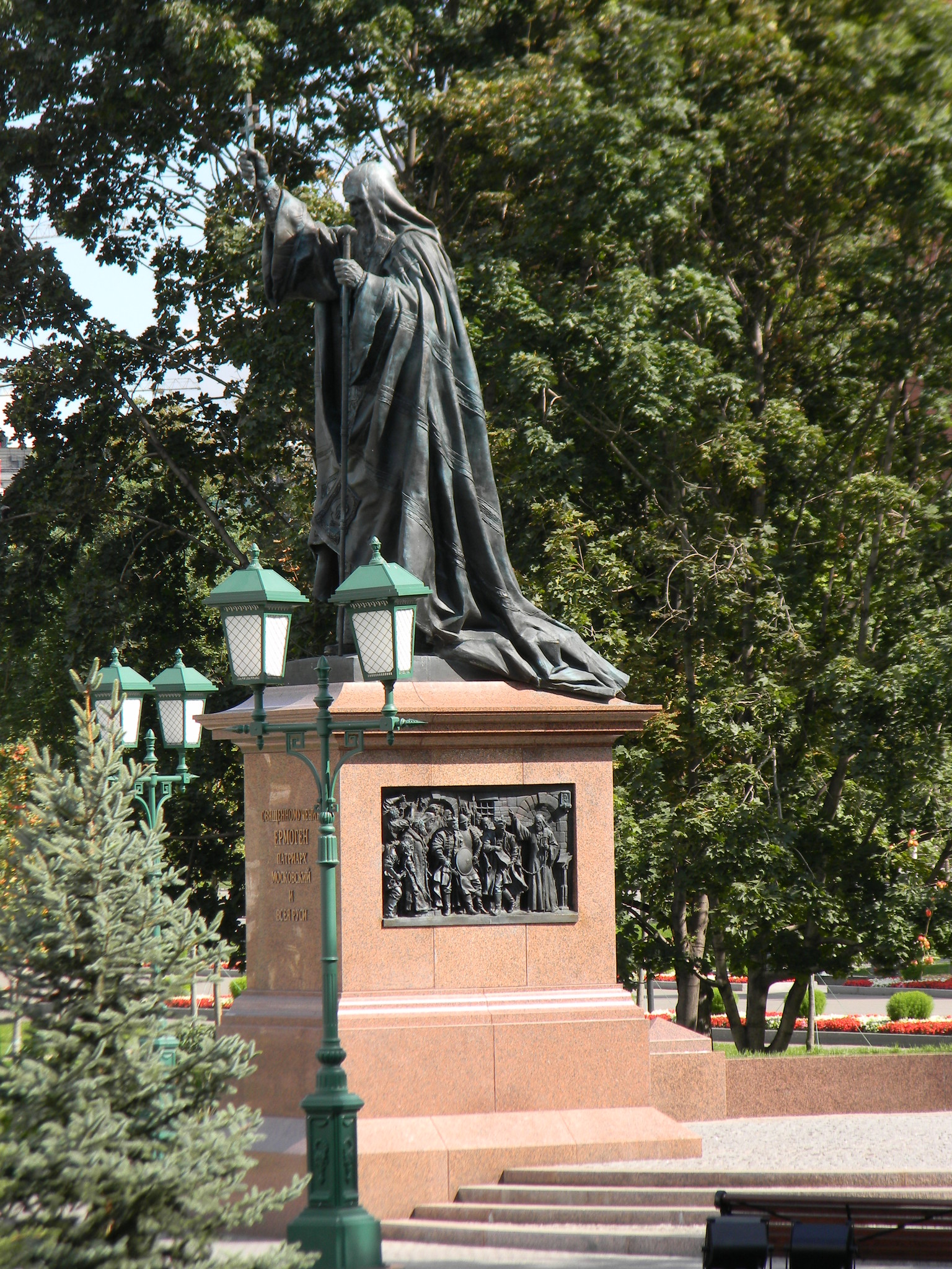 Памятник Патриарху Гермогену (Ермогену) в Александровском саду