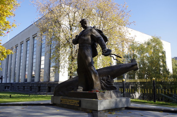 Мемориал экипажу атомного подводного крейсера «Курск» в Москве напротив Музея Вооружённых сил