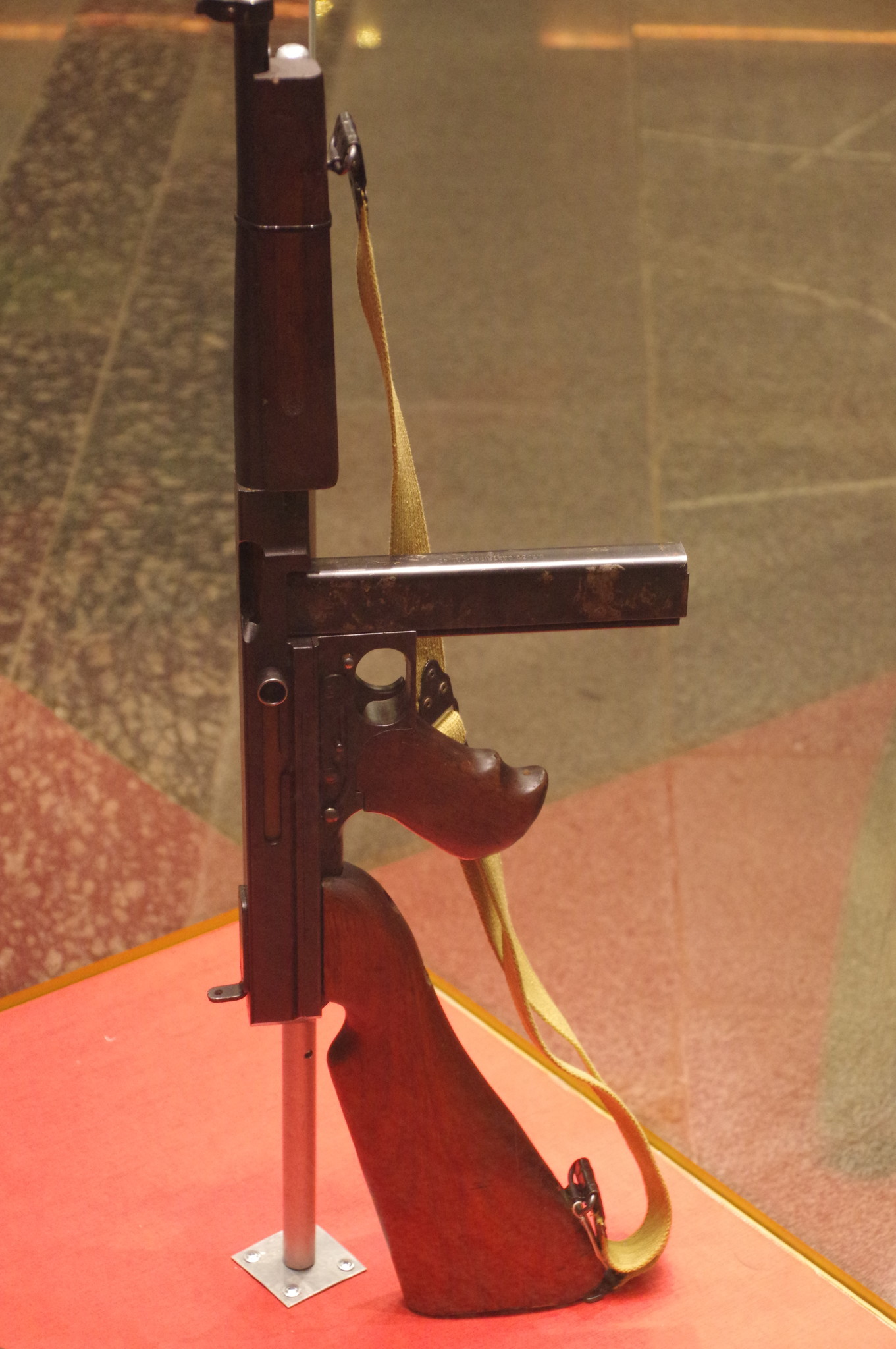 11,43 мм пистолет-пулемёт Thompson M1928A1 с магазином. Макет массогабаритный, металл, дерево. Музей Победы