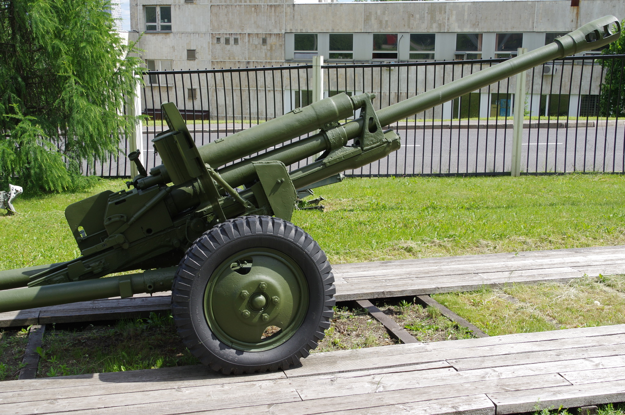 76-мм дивизионная пушка образца 1942 года (ЗИС-3) в экспозиции Музея Победы