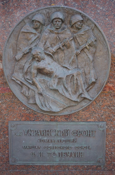 Главная аллея «Годы войны» в парке Победы