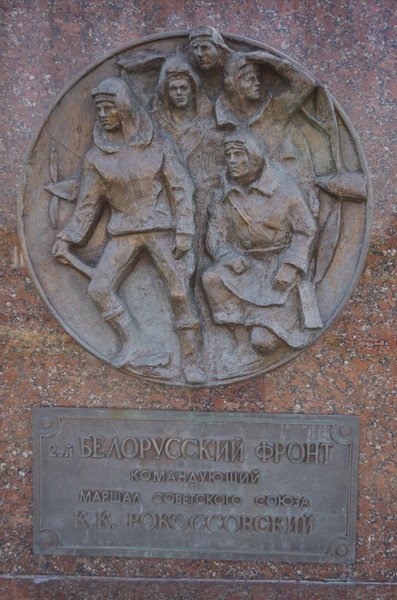 Главная аллея «Годы войны» в парке Победы