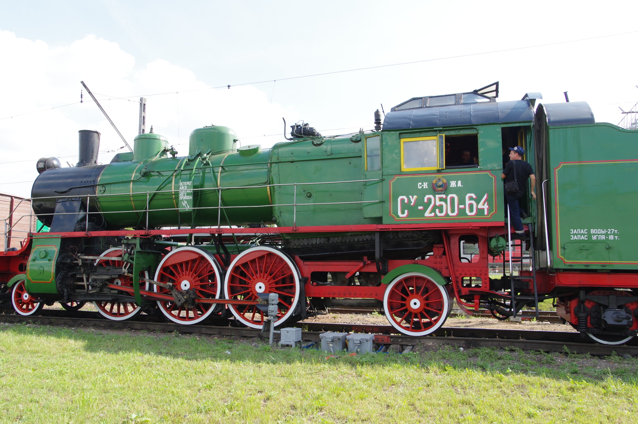Пассажирский паровоз Су-250-64
