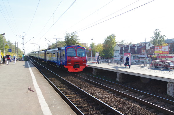 Электропоезд ЭД4М-0254 РЭКС регион-экспресс повышенной комфортности прибыл на станцию Долгопрудная