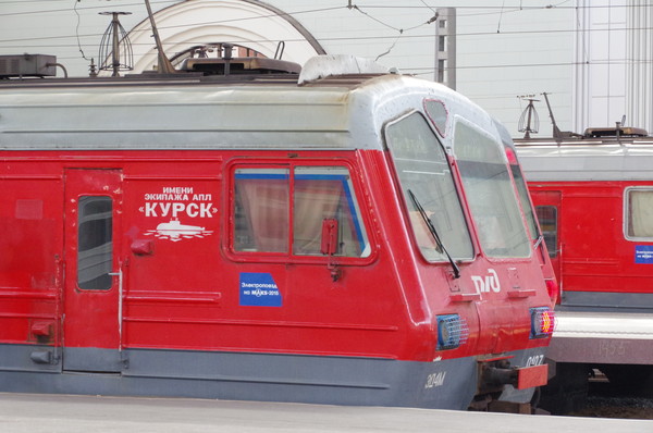 Пригородный электропоезд ЭД4М-0107 «Имени экипажа АПЛ „Курск“» локомотивного депо «Раменское» Московской железной дороги