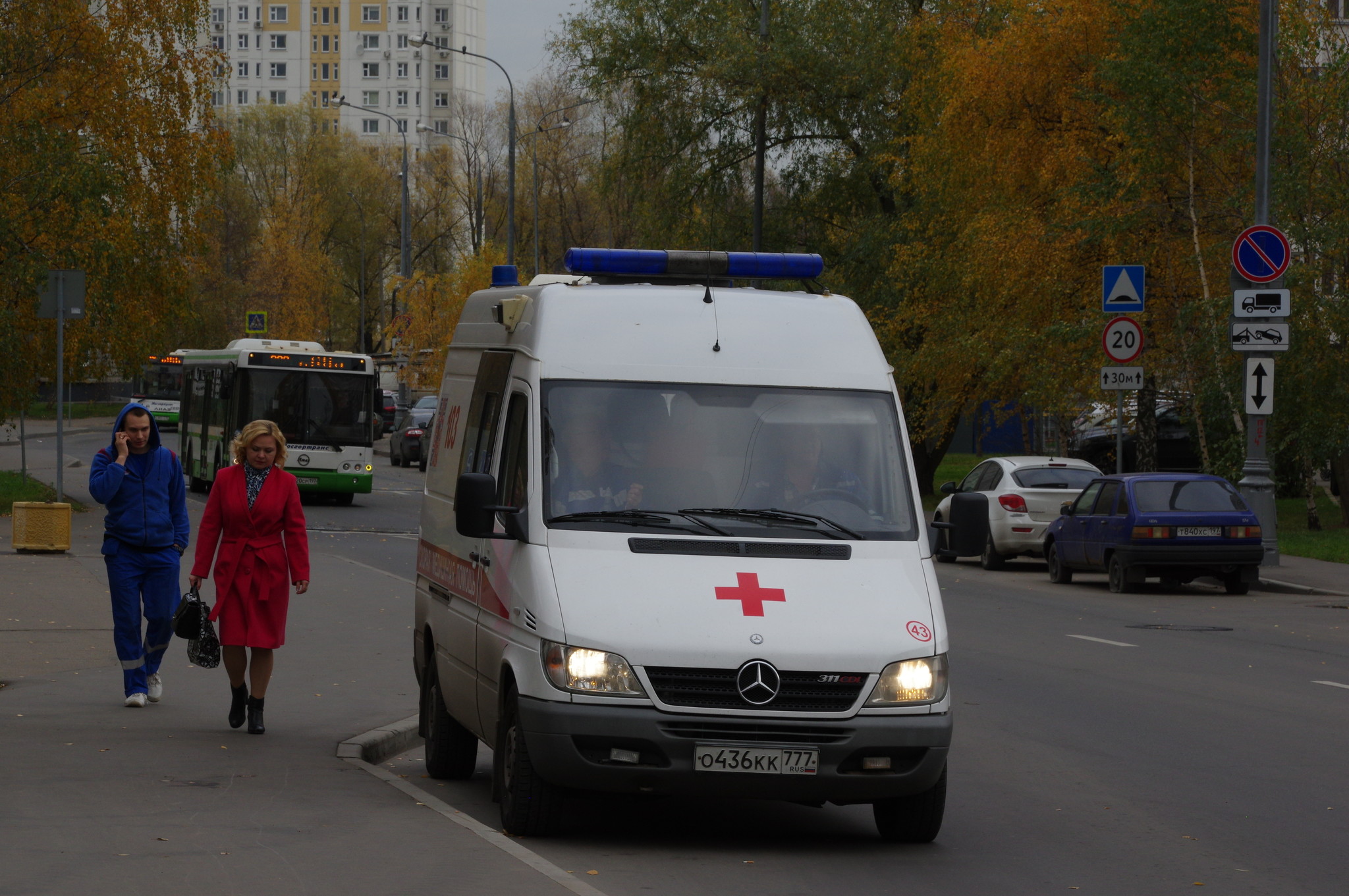 Автомобиль скорой медицинской помощи на 9-ой Северной линии