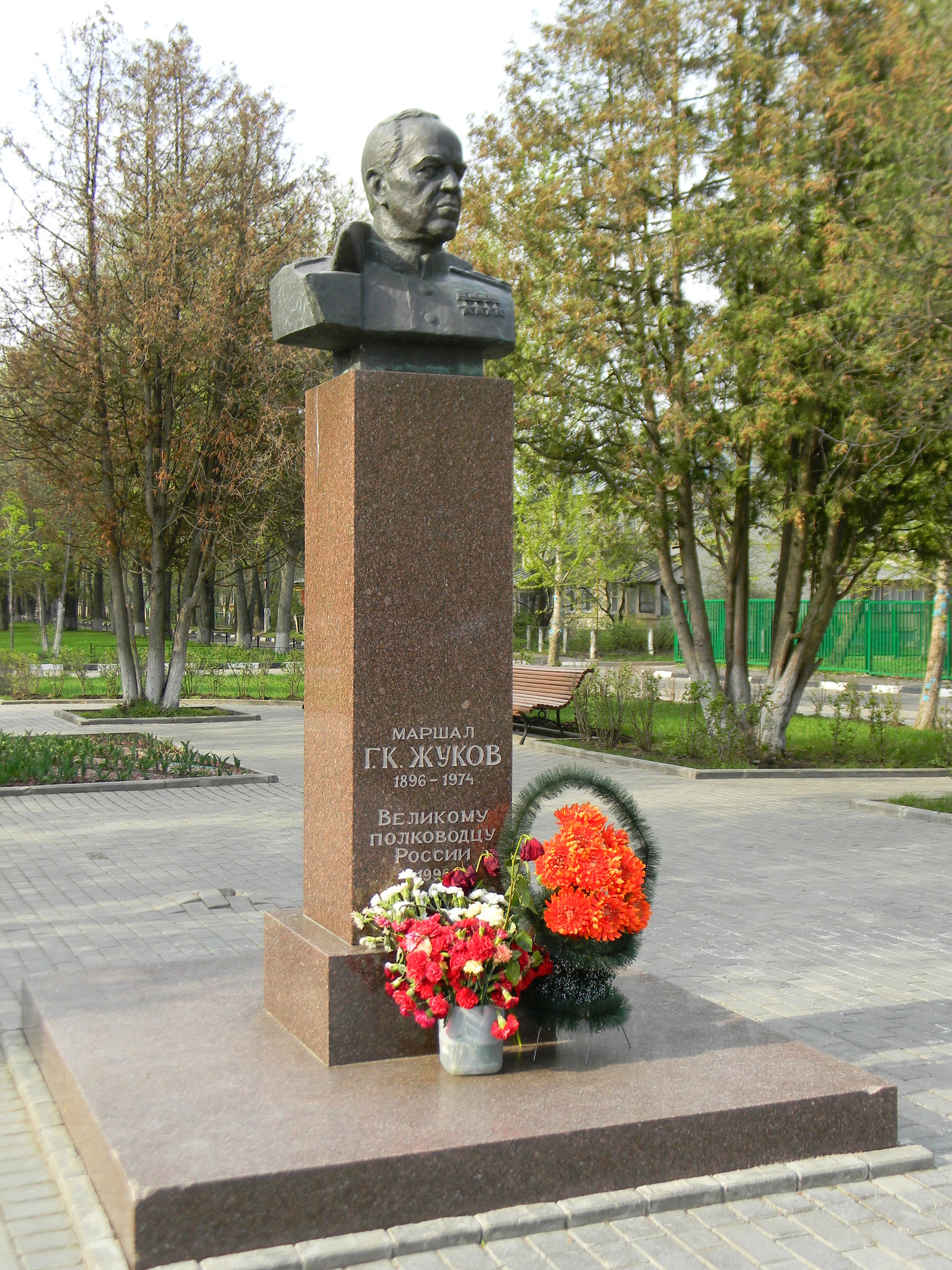 Памятник-бюст маршалу Советского Союза Георгию Константиновичу Жукову на 3-ей Северной линии