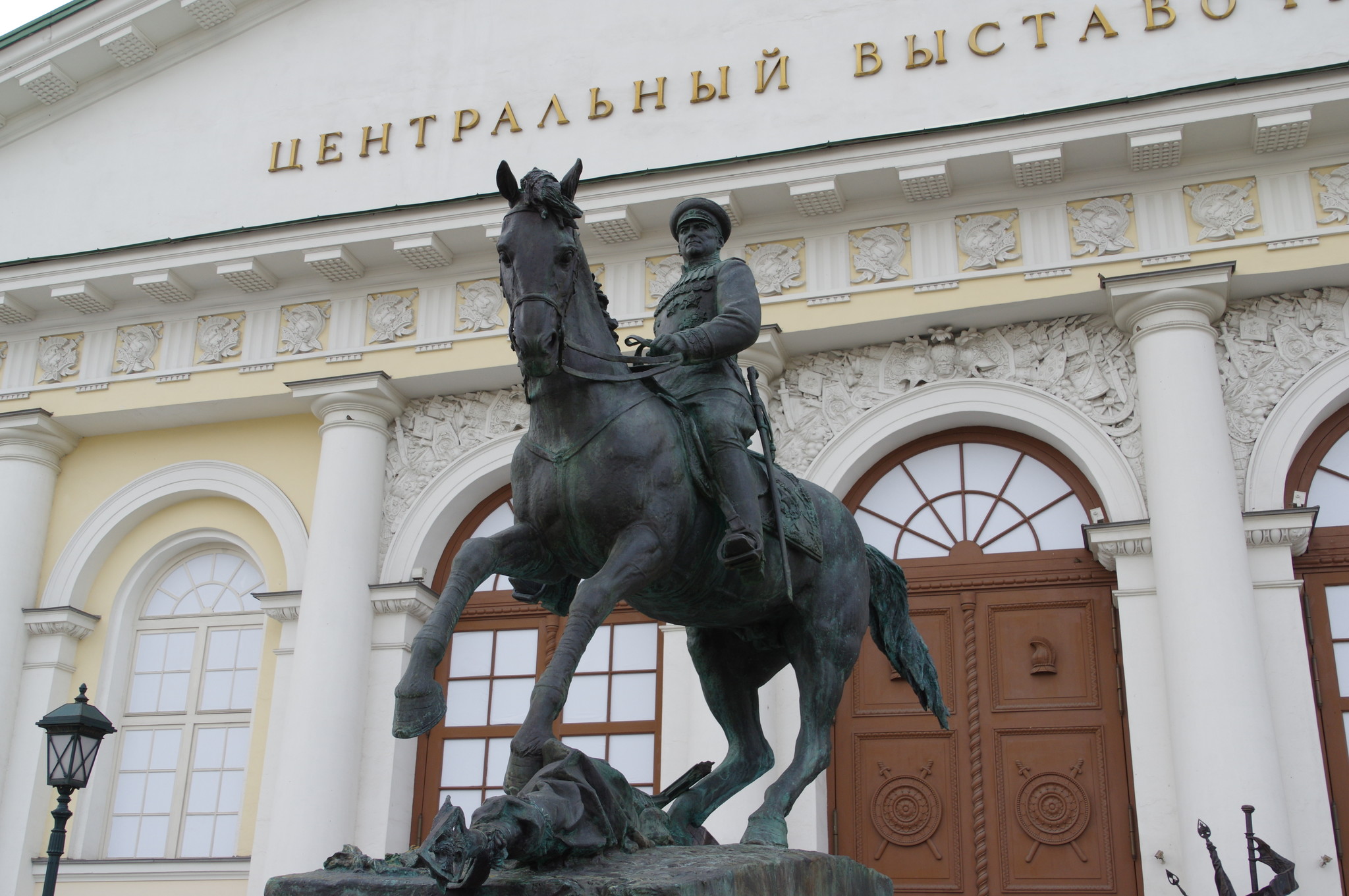 Памятник Маршалу Советского Союза Георгию Константиновичу Жукову у входа в Центральный выставочный зал «Манеж»