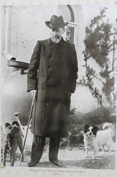 Писатель А.П. Чехов во время прогулки в Ялте, 1901 г.