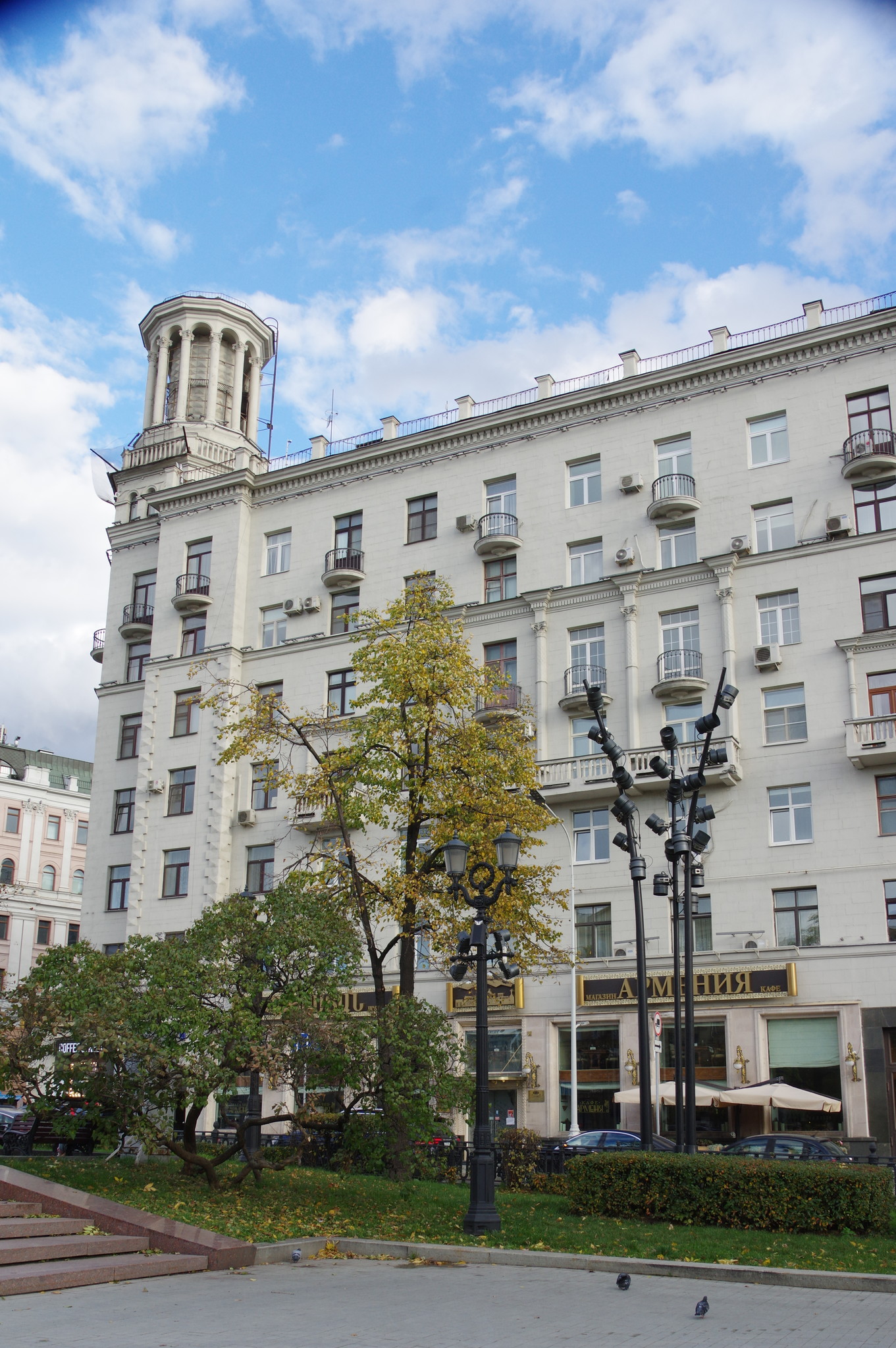 Тверская улица, дом 17 / Тверской бульвар, дом 28