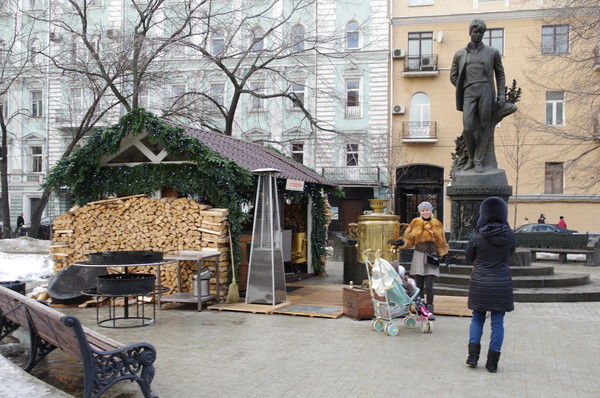 У памятника Сергею Есенину на Тверском бульваре
