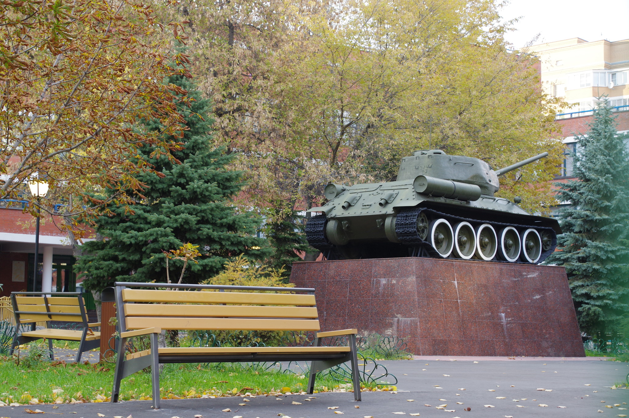Средний танк Т-34-85. Государственное бюджетное общеобразовательное учреждение города Москвы «Школа № 627 имени генерала Д.Д. Лелюшенко» (Дубининская улица, дом 42)