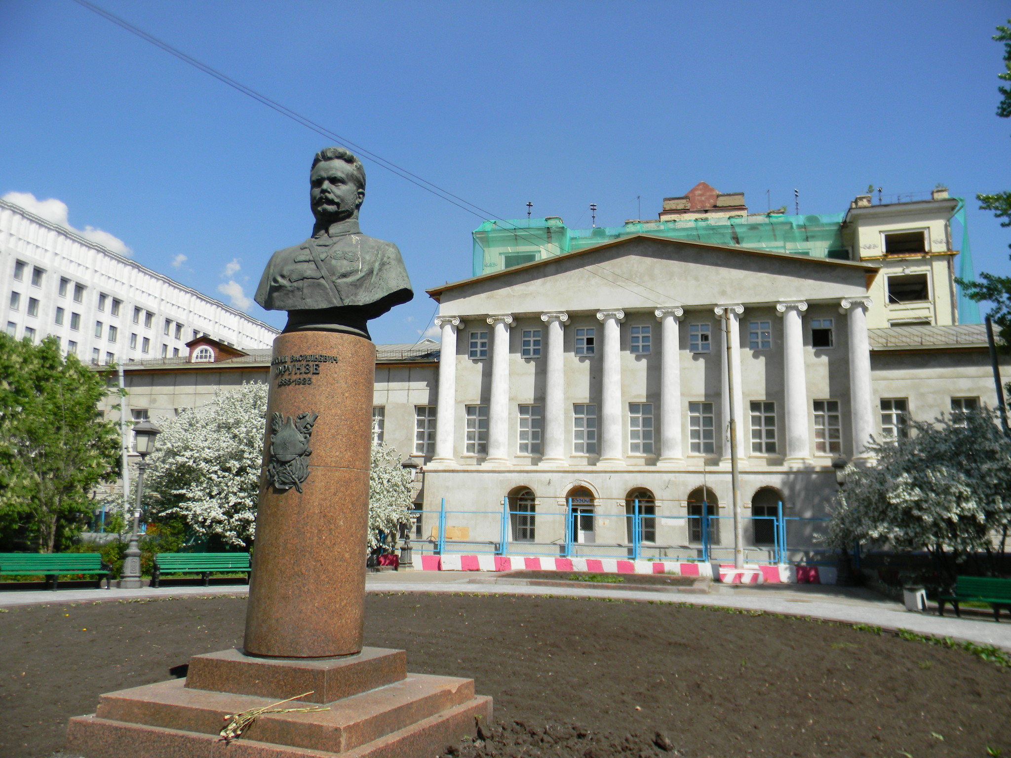 Памятник М.В. Фрунзе расположен на улице Знаменка в Москве
