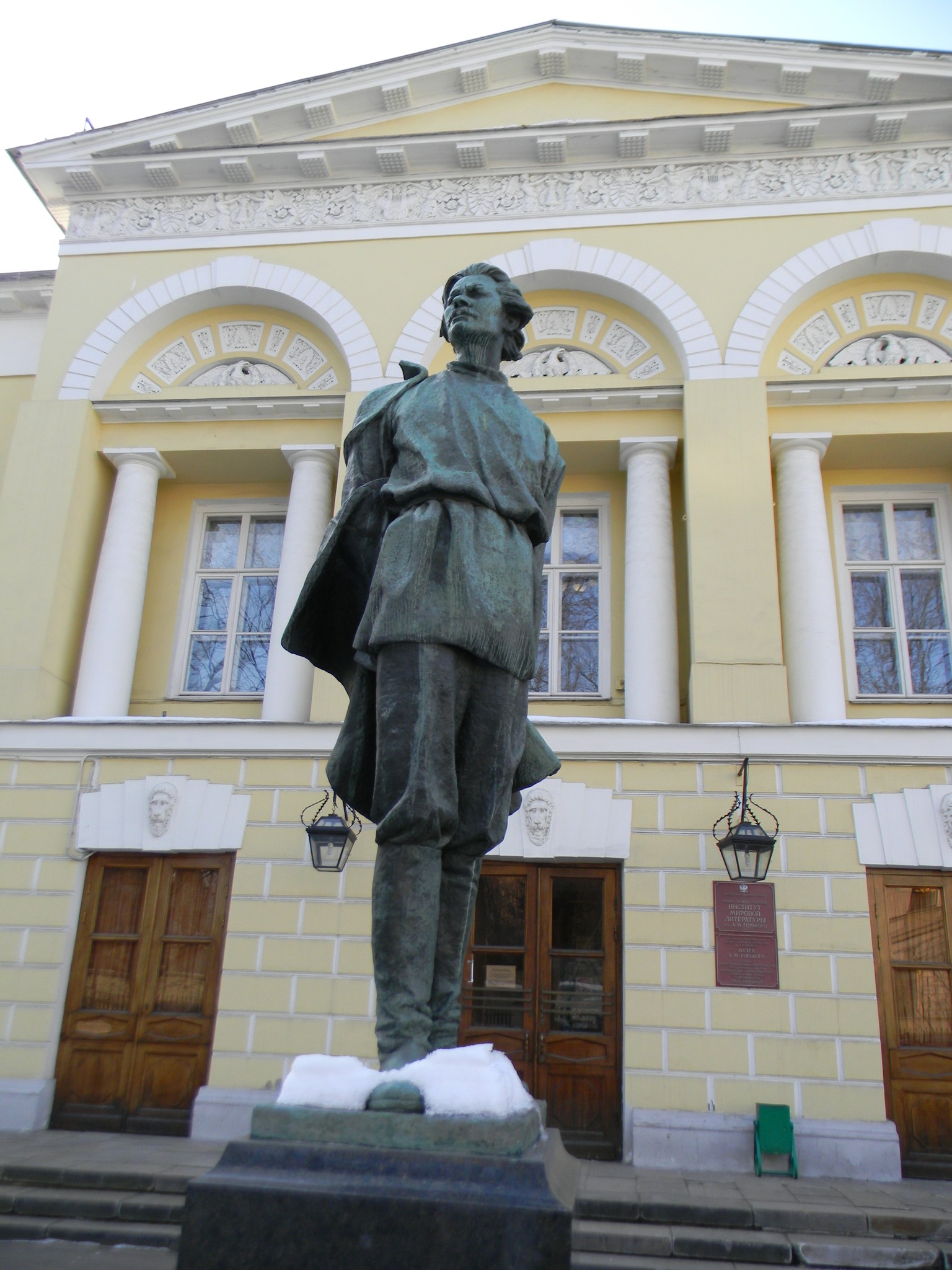 Памятник Максиму Горькому на Поварской улице, перед зданием Института мировой литературы его имени