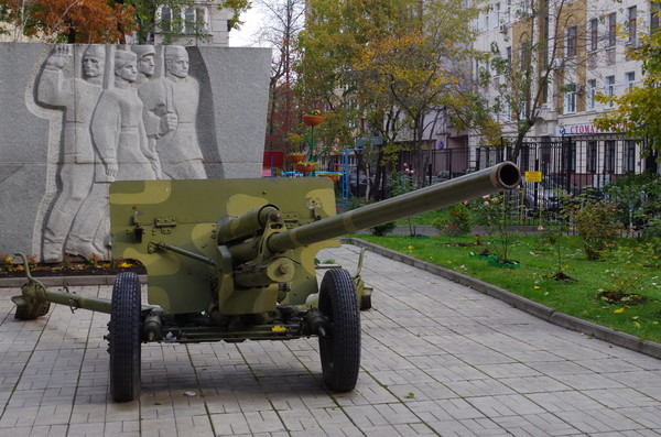 57-мм противотанковая пушка образца 1943 года ЗИС-2. Центр образования № 175 (школа № 175). Старопименовский переулок, дом 5
