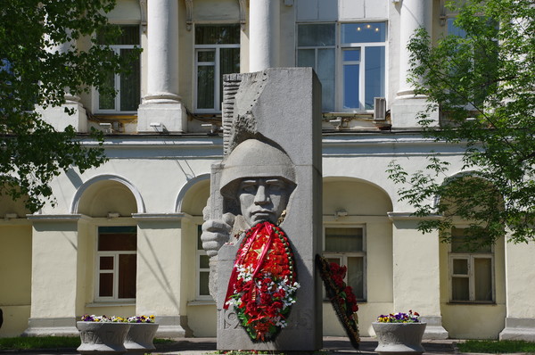 Памятник погибшим воинам 5-й дивизии народного ополчения на улице Остоженка