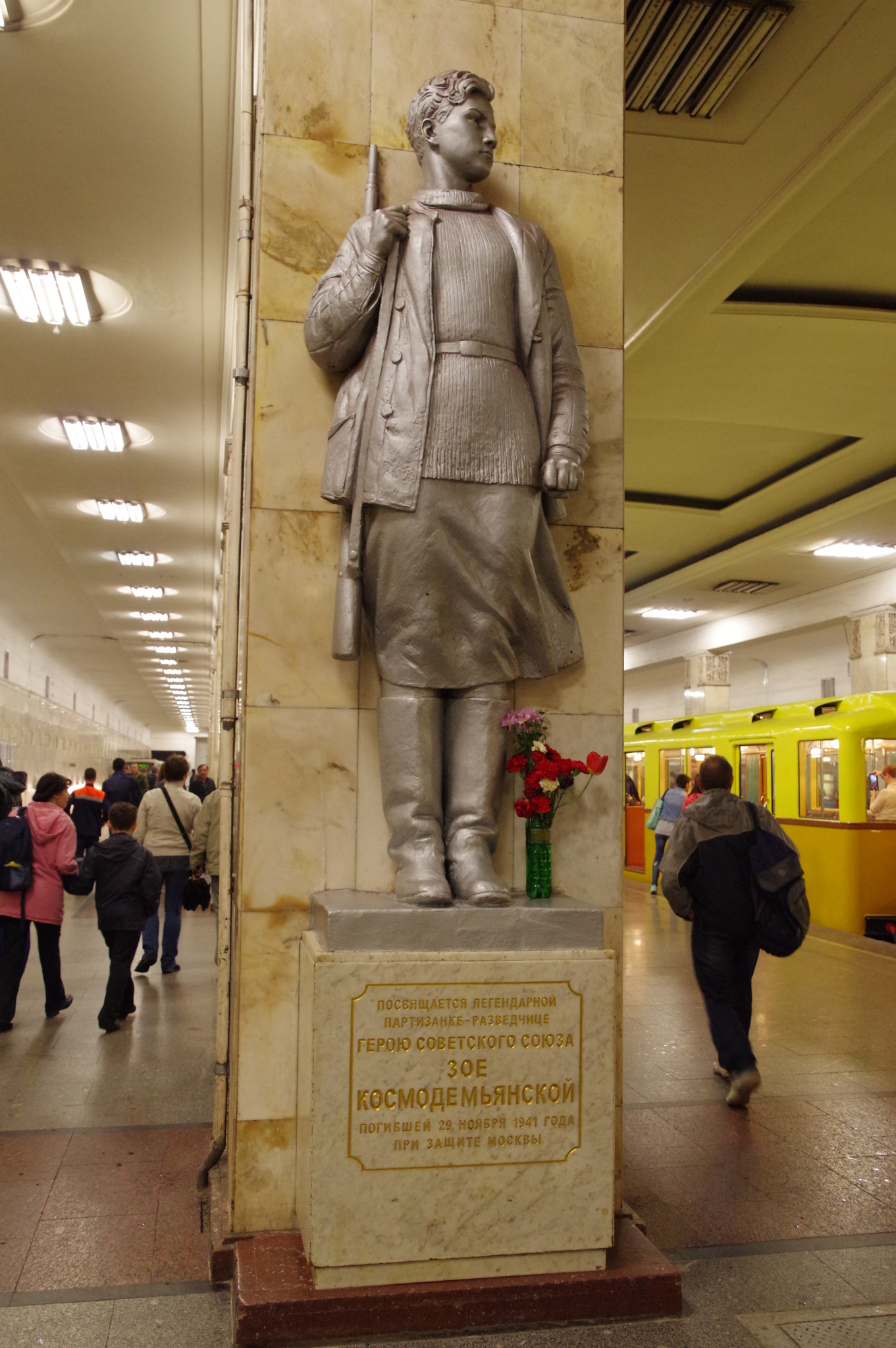 Памятник Зое Космодемьянской на платформе станции метро «Партизанская» в Москве