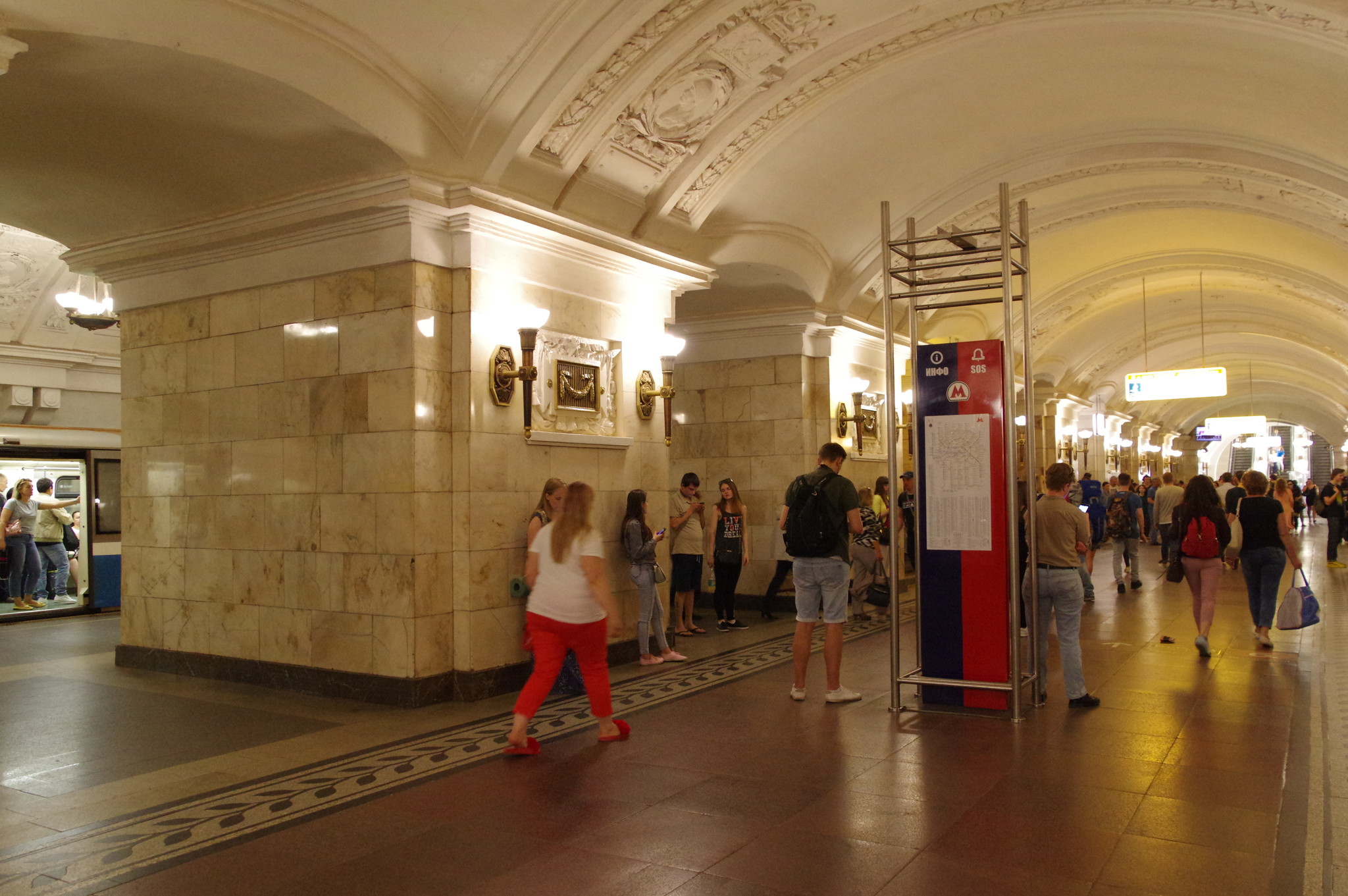Станция «Октябрьская» Кольцевой линии Московского метрополитена