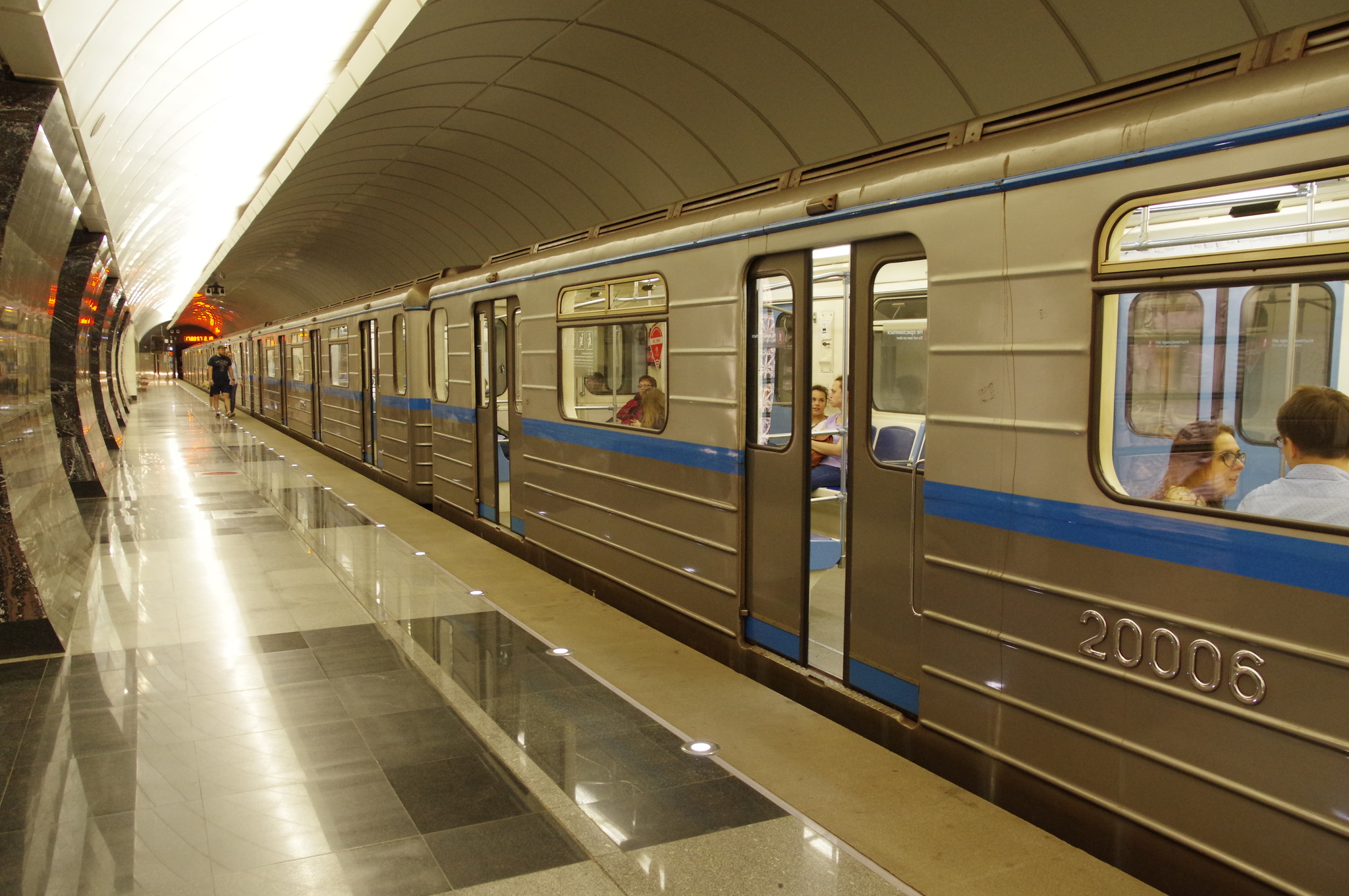 остав из вагонов 81-717.6/714.6 с номерами 27001-27002 (головные вагоны), 20001-20006 (промежуточные вагоны) на станции метро «Фонвизинская»