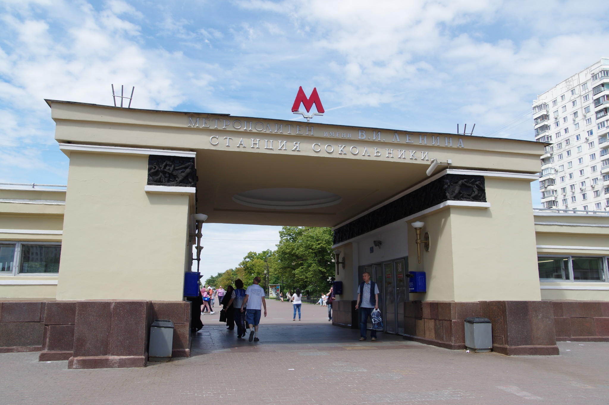Наземный вестибюль станции «Сокольники» Сокольнической линии Московского метрополитена