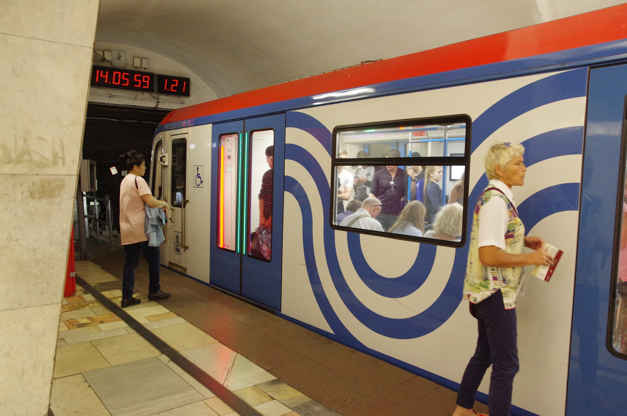 Метропоезд 81-765/766/767 «Москва» на станции «Китай-город»