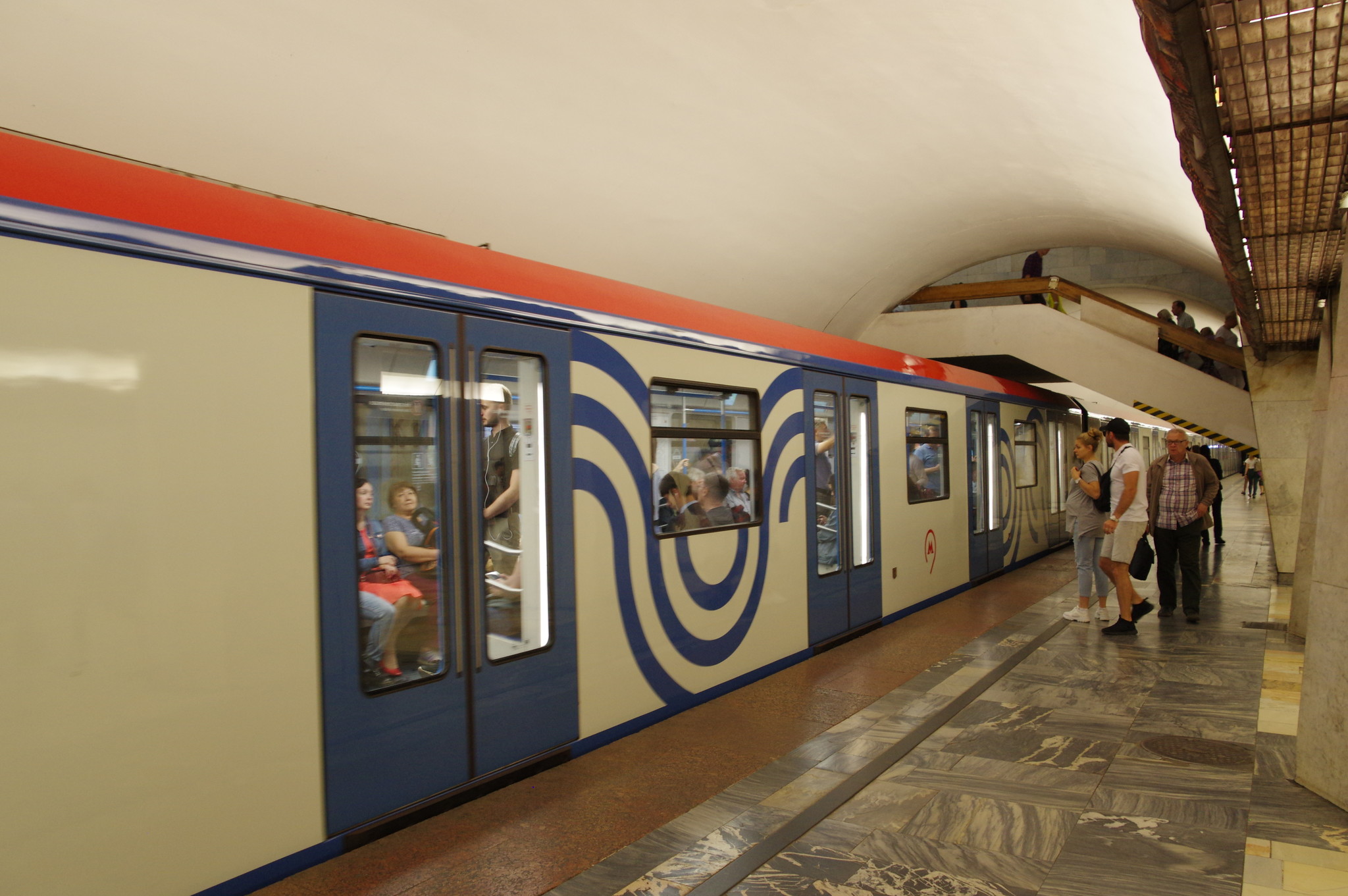 Вагоны метрополитена 81-765/766/767 «Москва» на станции «Китай-город»