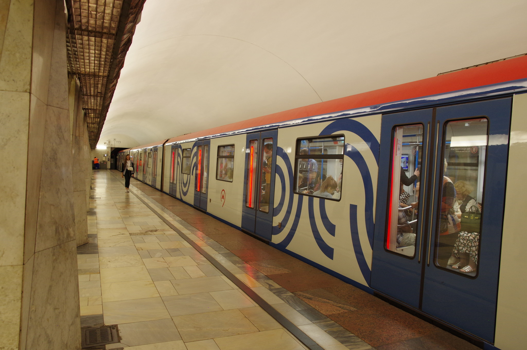 Вагоны метрополитена 81-765/766/767 «Москва» на станции «Китай-город»