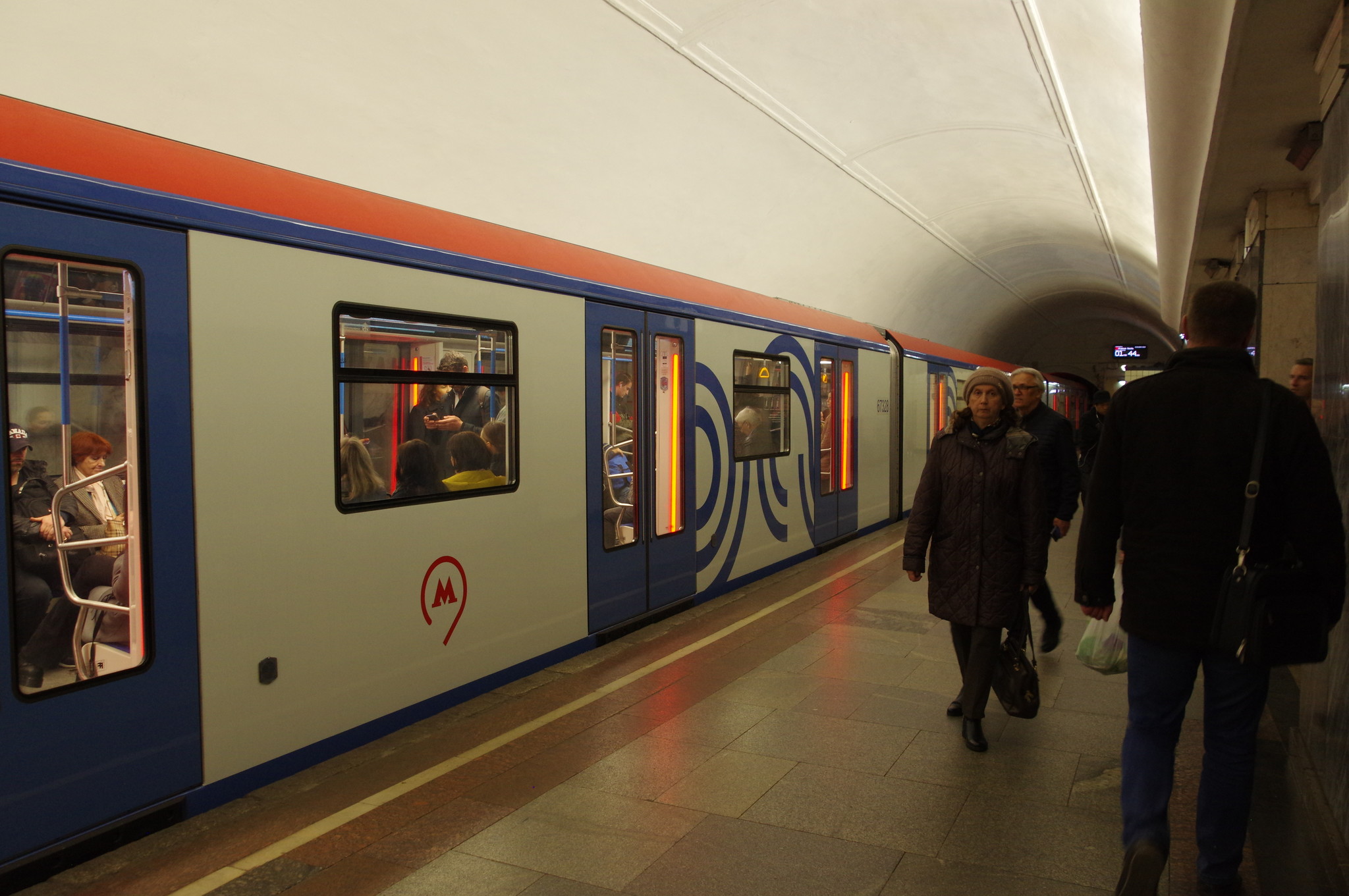 Электровагоны метрополитена серии 81-765/766/767 «Москва» на станции «Чистые пруды»