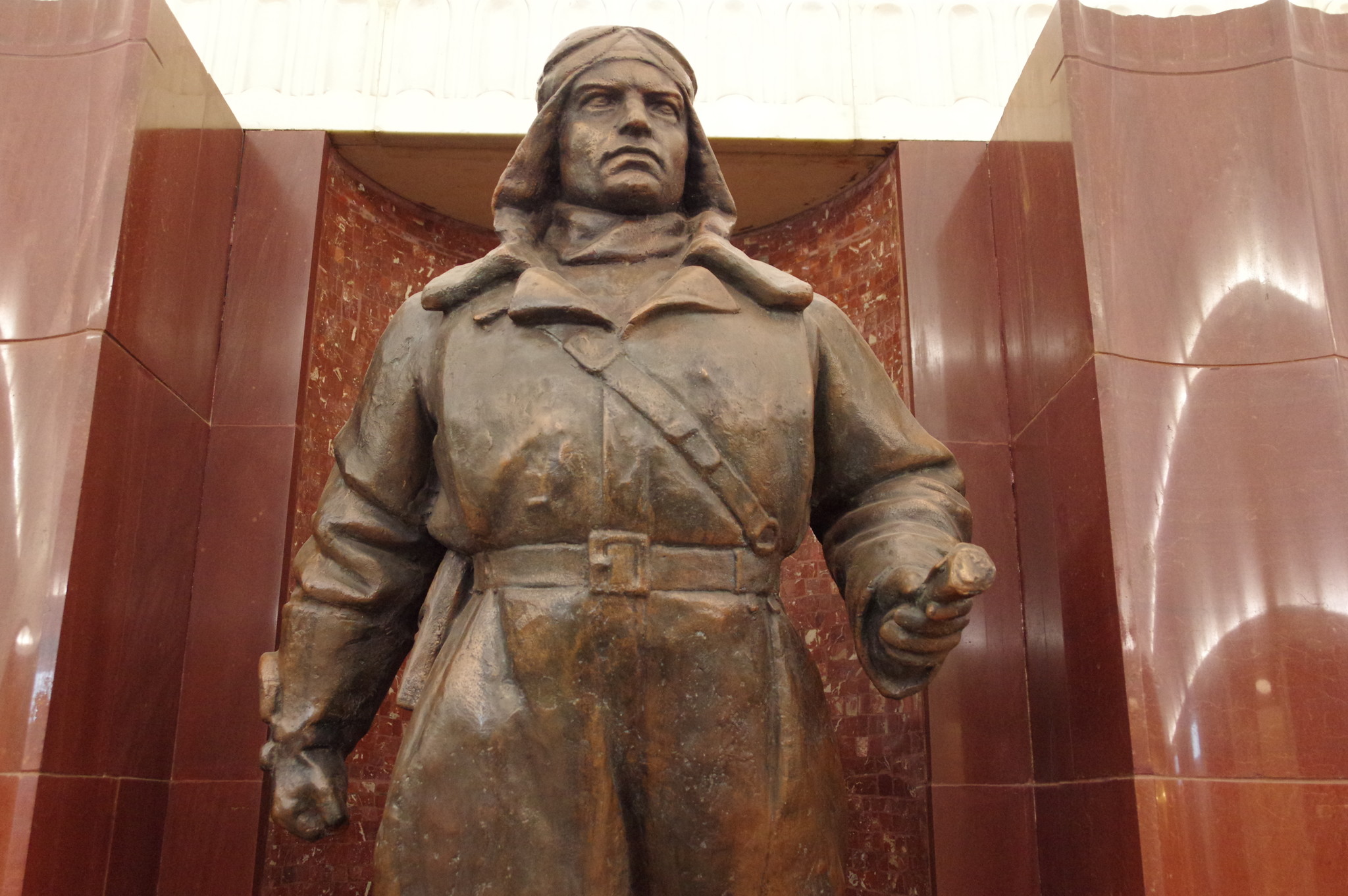 Скульптура «Лётчик» на станции «Бауманская» Московского метрополитена