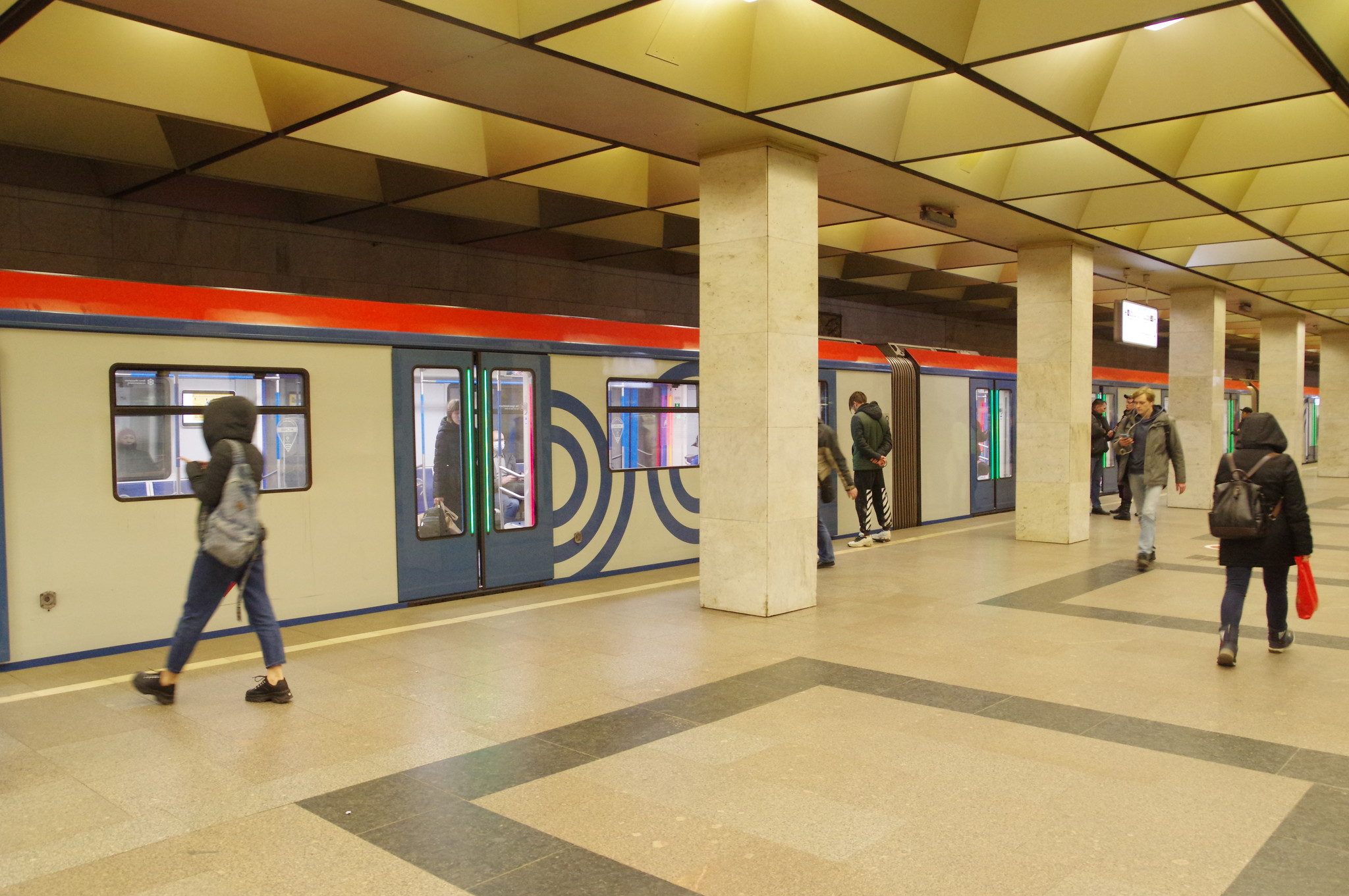 Электропоезд 81-765/766/767 «Москва» на станции «Ботанический сад» Калужско-Рижской линии Московского метрополитена