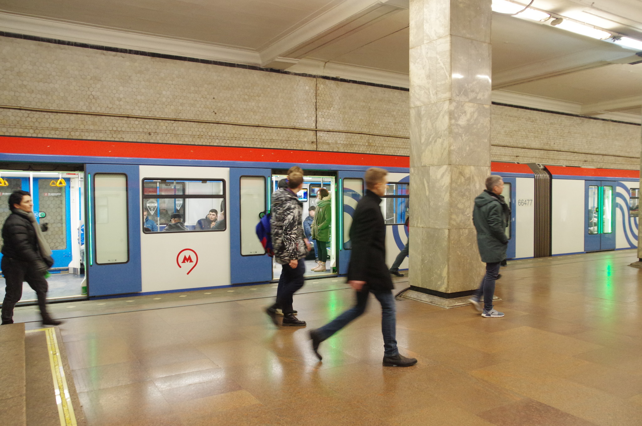 Электропоезд 81-765/766/767 «Москва» на станции «Смоленская» Филёвской линии