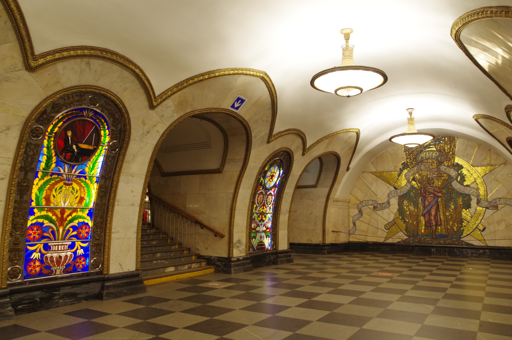 Станция «Новослободская» Кольцевой линии Московского метрополитена