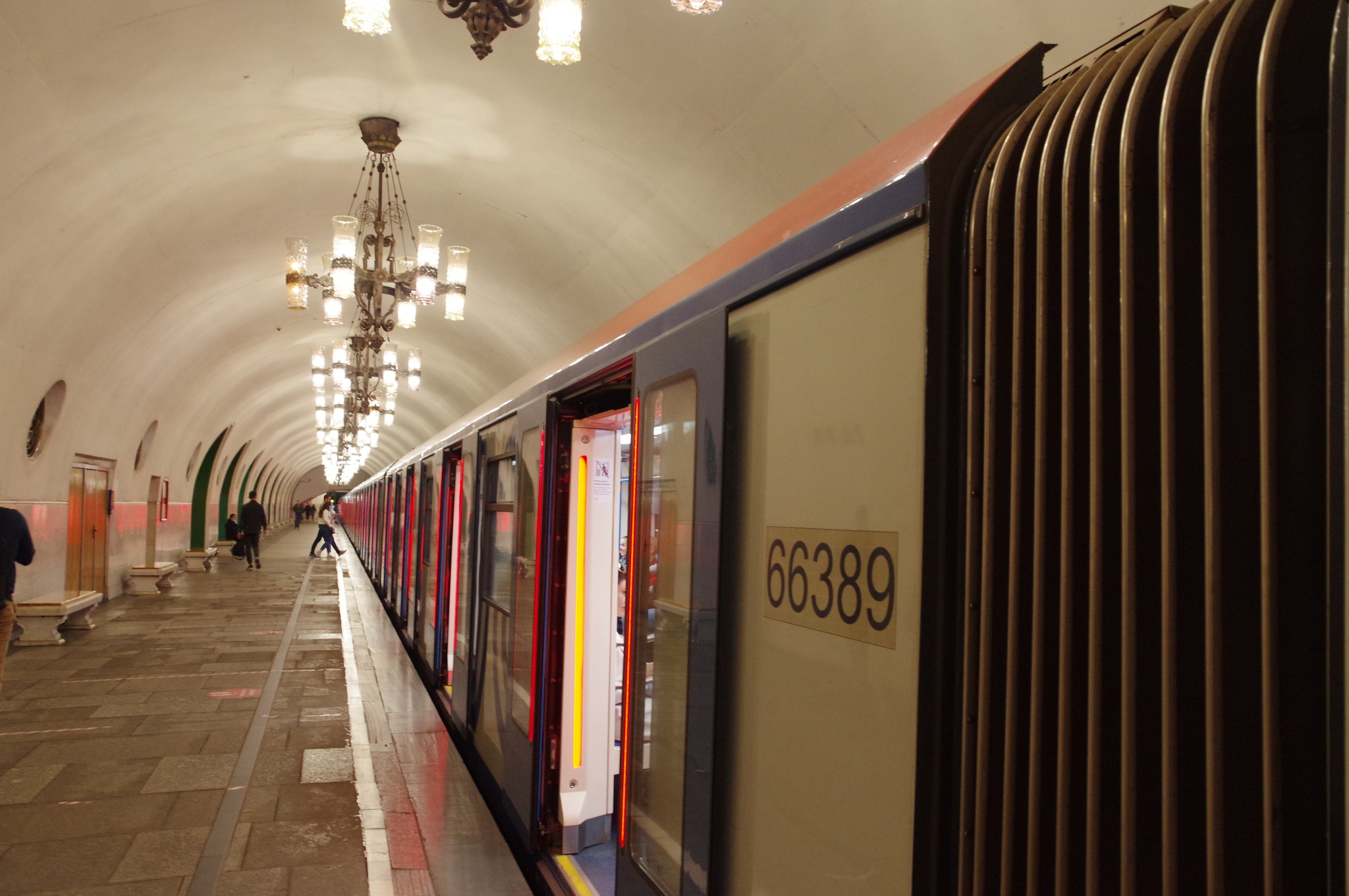 Электровагоны метрополитена серии 81-765/766/767 «Москва» на станции «ВДНХ» Московского метрополитена