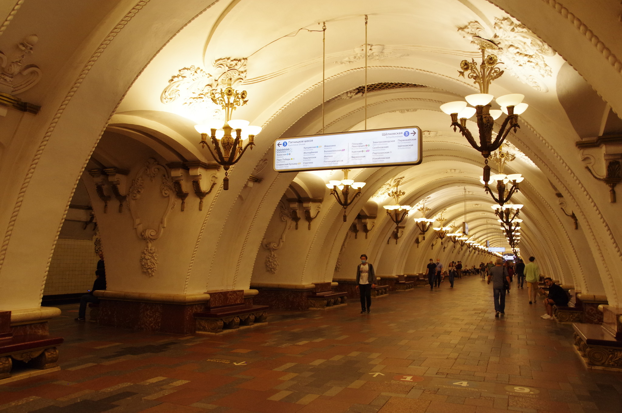 Пассажиры на станции «Арбатская» Арбатско-Покровской линии Московского метрополитена, проект которой создал архитектор Леонид Поляков