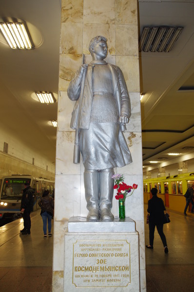 Памятник Зое Космодемьянской на платформе станции метро «Партизанская» в Москве