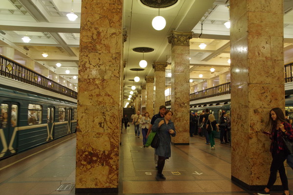 Станция метро «Комсомольская»