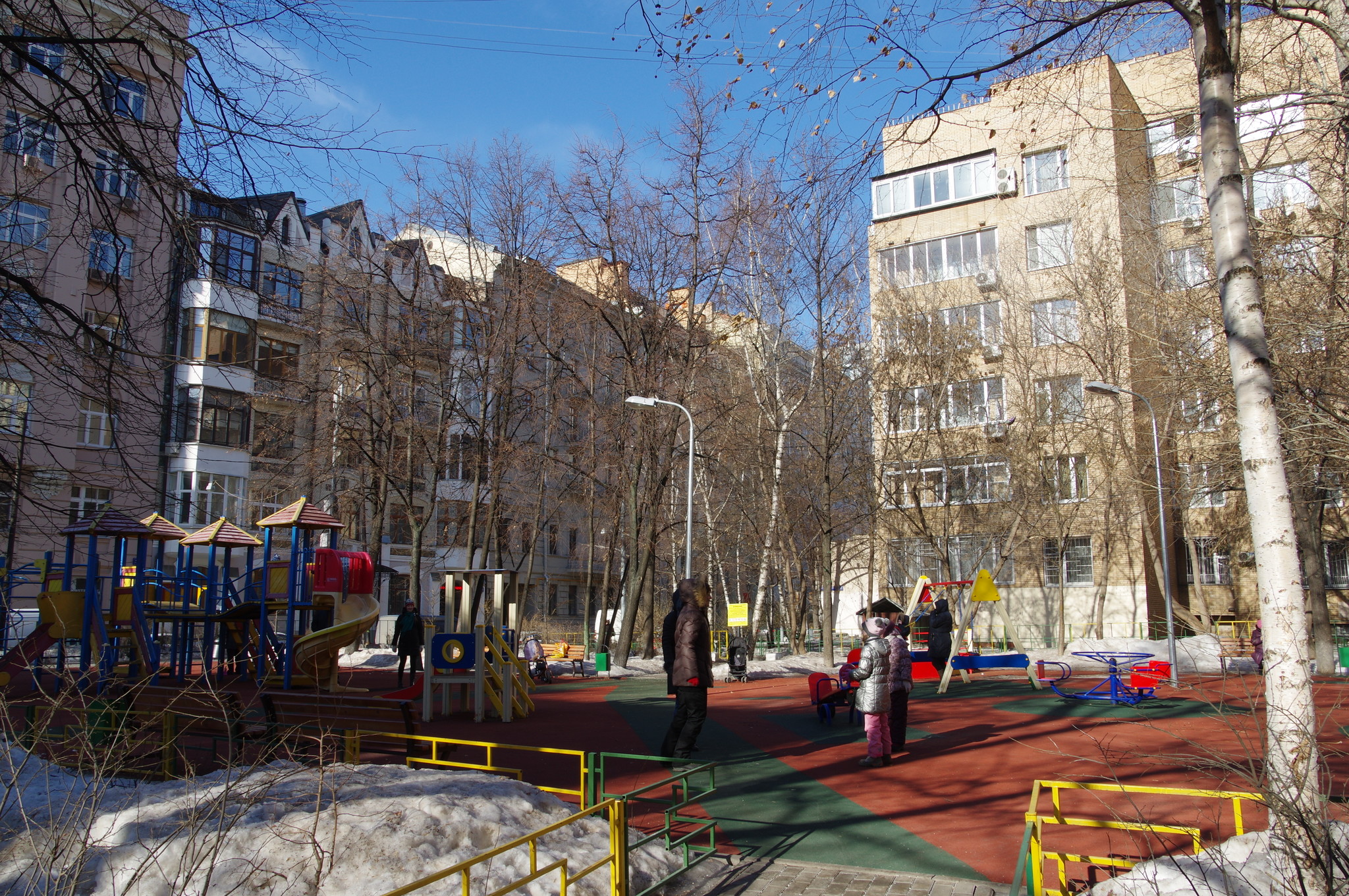 На детской площадке