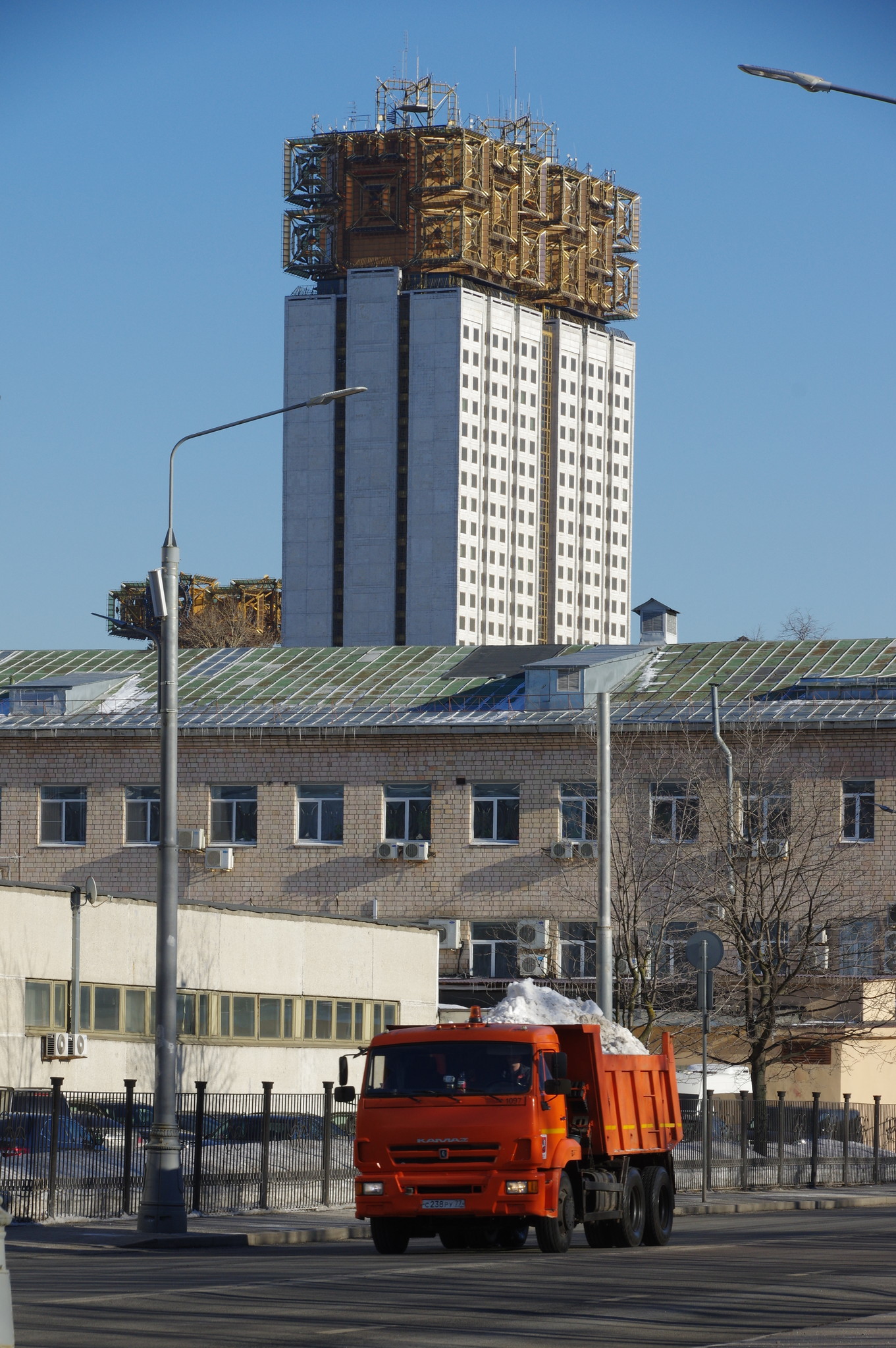 Вывоз снега с улицы Лужники на снегосплавные пункты