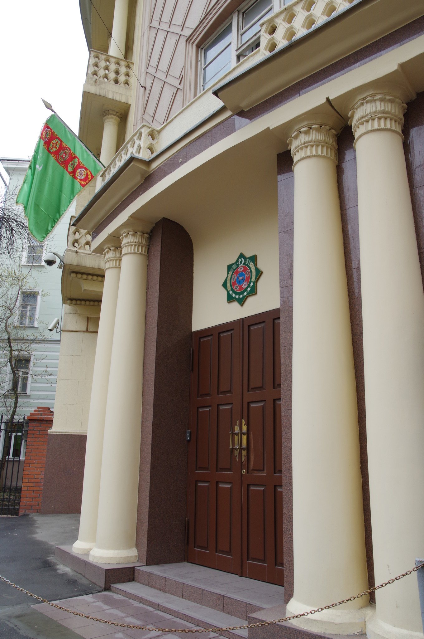 Посольство Туркменистана в Москве (Филипповский переулок, дом 22). Здание было построено в 1908 году как доходный дом (архитектор Георгий Павлович Евланов)
