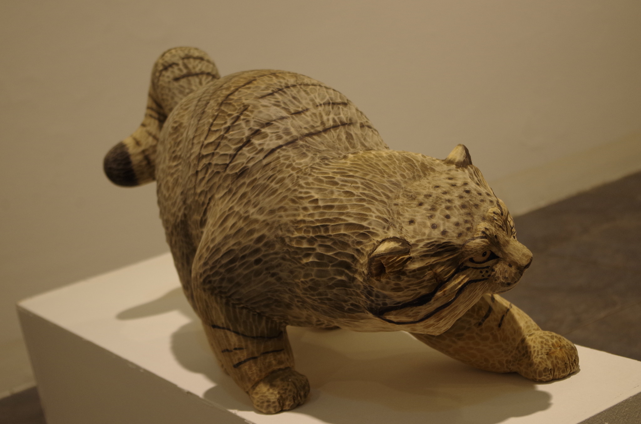 Манул. Александр Крячко. Дер. резьба, тонирование. 2007 г. Выставка «Гармония пространств» в Доме художника на Кузнецком мосту