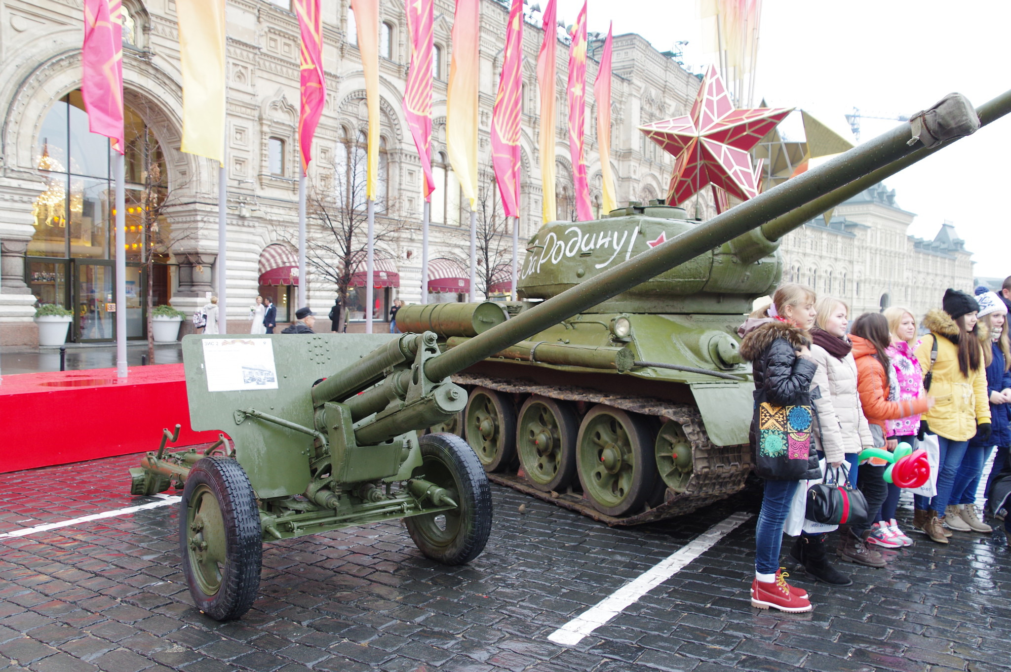 57-мм противотанковая пушка обр. 1943 г. (ЗИС-2) на Красной площади