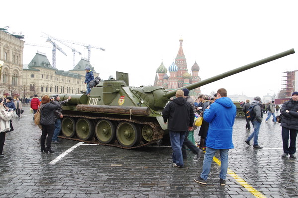 Самоходная артиллерийская установка СУ-100 на Красной площади