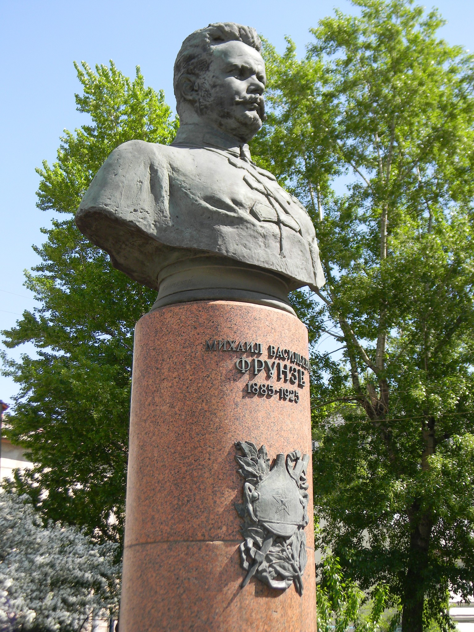 Памятник М.В. Фрунзе расположен на улице Знаменка в Москве