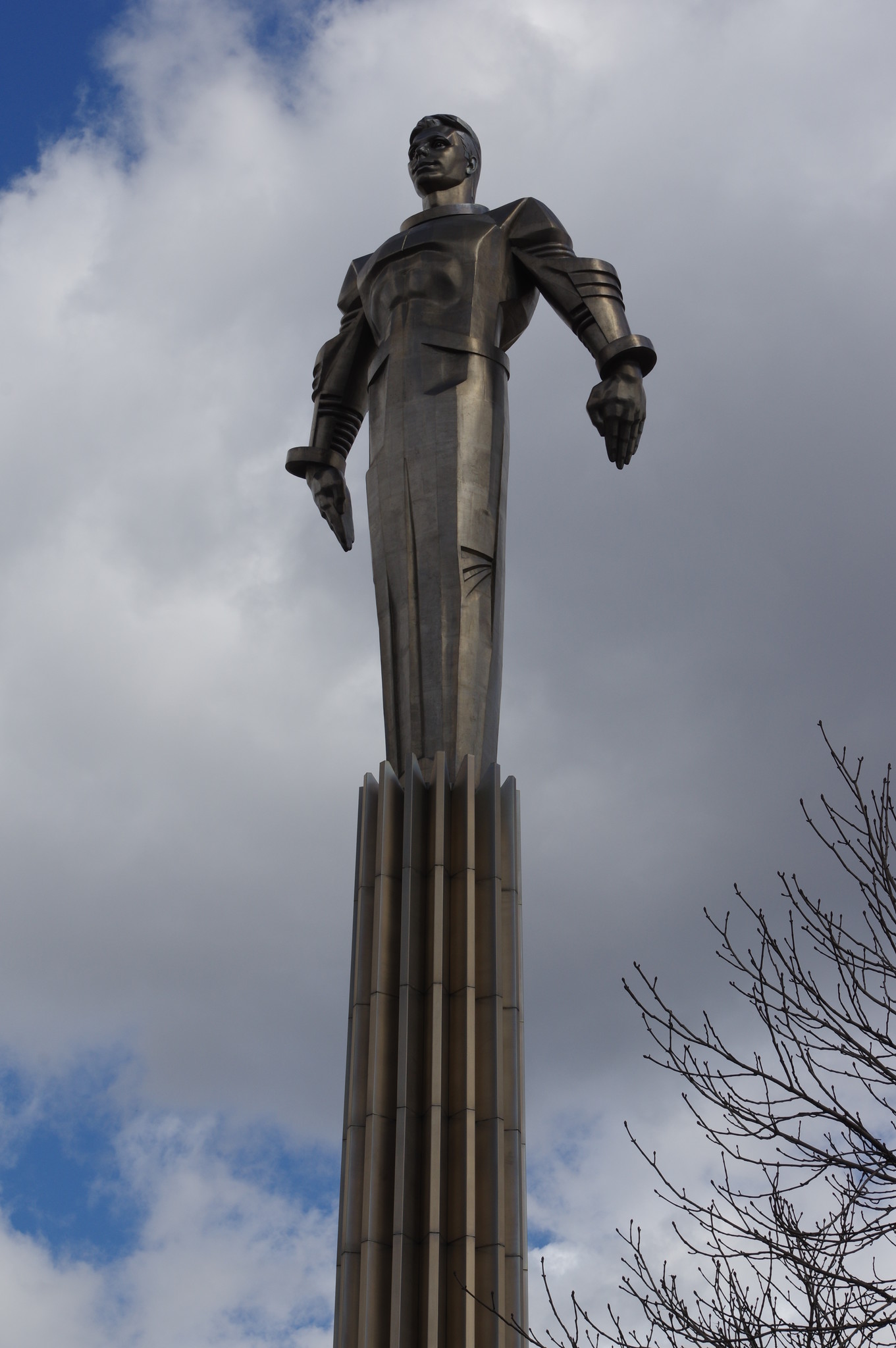Памятник Юрию Алексеевичу Гагарину на площади Гагарина
